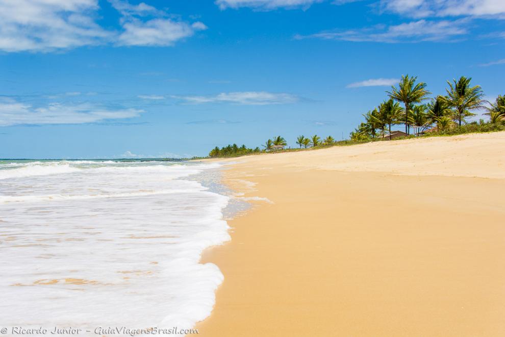 Imagem das espumas brancas feito neve do mar da Praia de Caraiva.